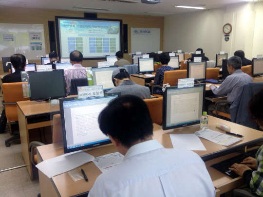 구로구가 다음 달 1일 관내 어르신과 결혼이민자를 대상으로 IT 경진대회를 개최한다.     구로구 제공